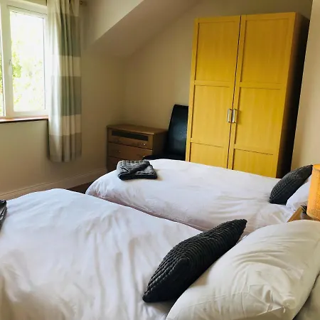 Holiday home Modern Bright Detached Just A Short Stroll From Town *