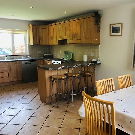 Modern Bright Detached Just A Short Stroll From Town Holiday home