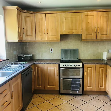 Holiday home Modern Bright Detached Just A Short Stroll From Town *